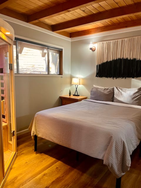 Cabin, private Sauna, private deck with fire pit