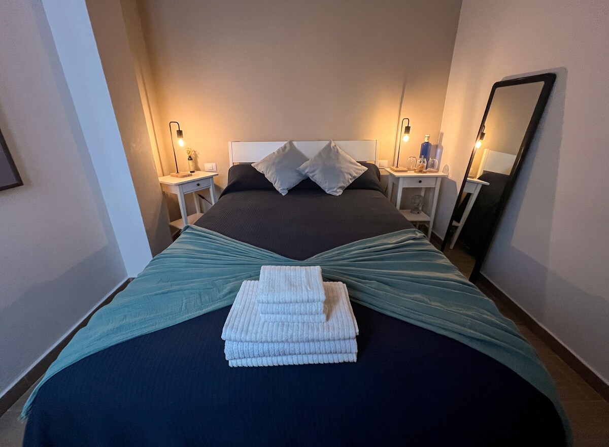 კერძო სტუმრის ოთახი პირსახოცებითა და პირველადი საჭიროების ნივთებით