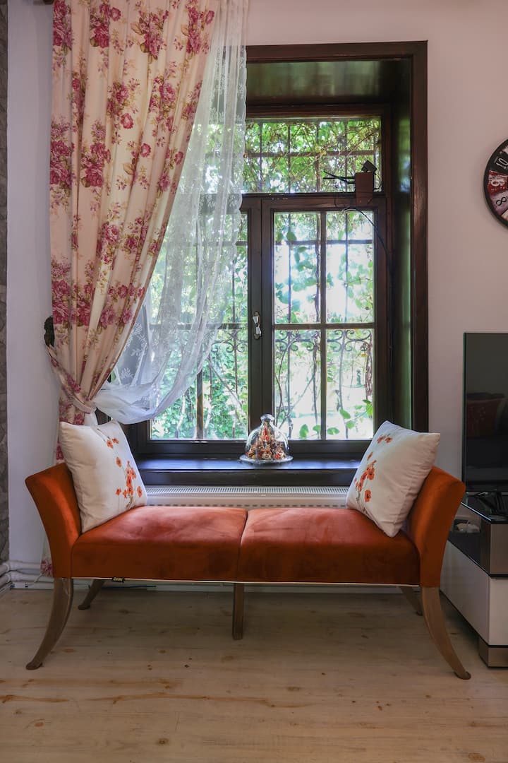 تقع غرفة المعيشة في الطابق الأرضي