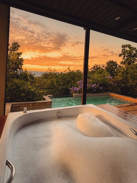 Ipê Amendoim Bathtub and pool with a view