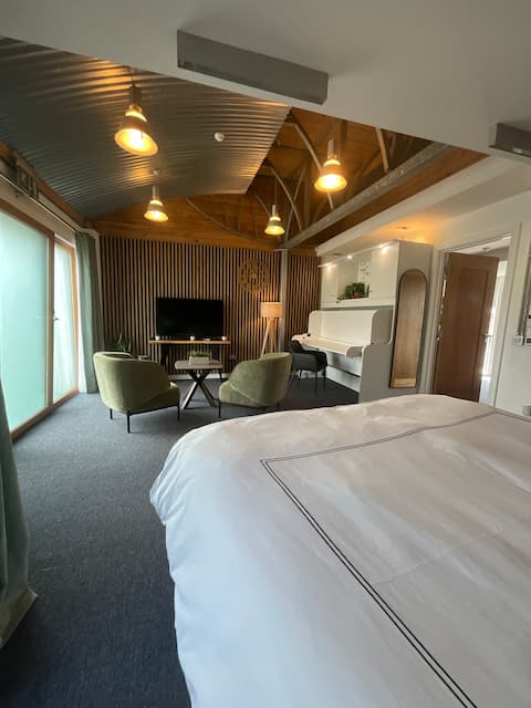 Modern One Bedroom Guest Lodge