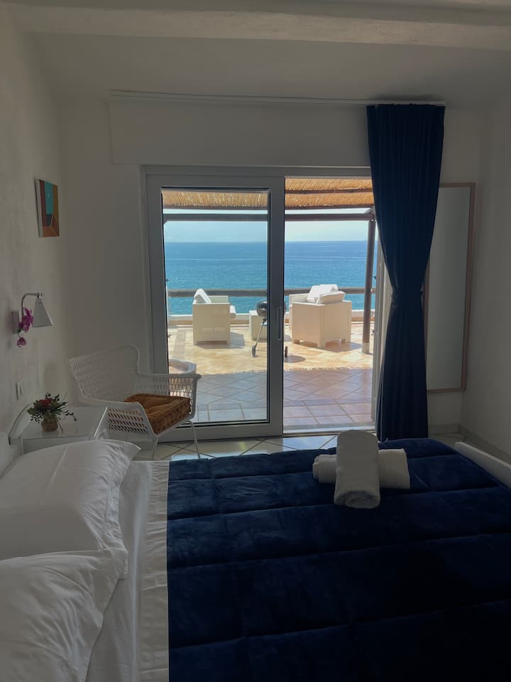 Ნათელი ოთახი ტერასაზე პირდაპირი გასასვლელით და ზღვის განსაცვიფრებელი ხედით — წარმოიდგინეთ, რომ ყოველ დილით იღვიძებთ