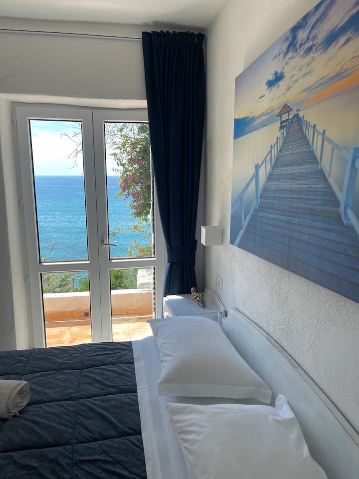 Წარმოიდგინეთ, რომ პირდაპირ თვალწინ იღვიძებთ ზღვასთან, საწოლიდან ადგომის გარეშე