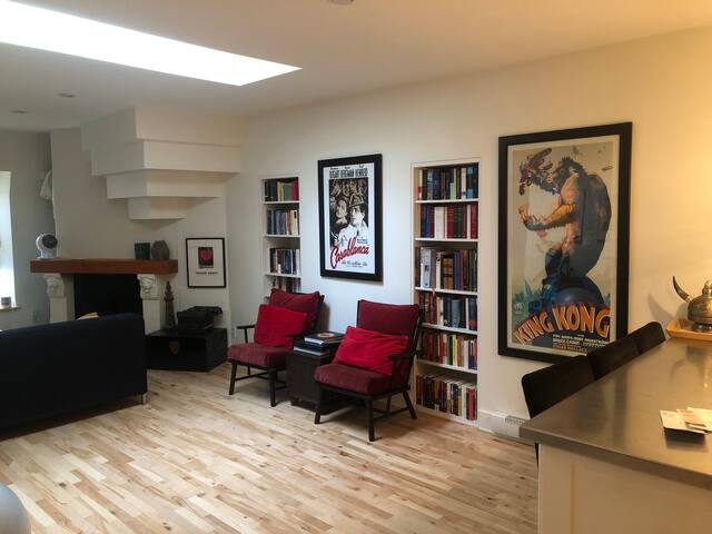 Stunning three bedroom condo with rooftop terrace gallery image 2