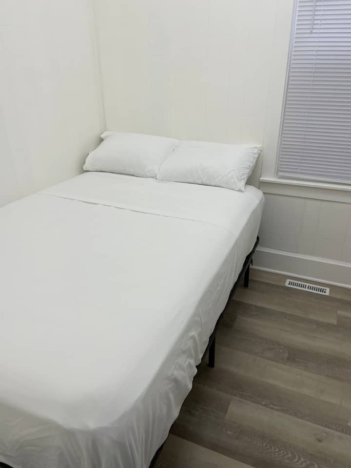 ملاءات نظيفة لسرير كامل الحجم