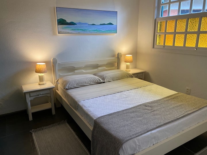 غرفة النوم 2 
جناح - سرير مزدوج - مكيف هواء - مروحة سقف - خزانات مدمجة 