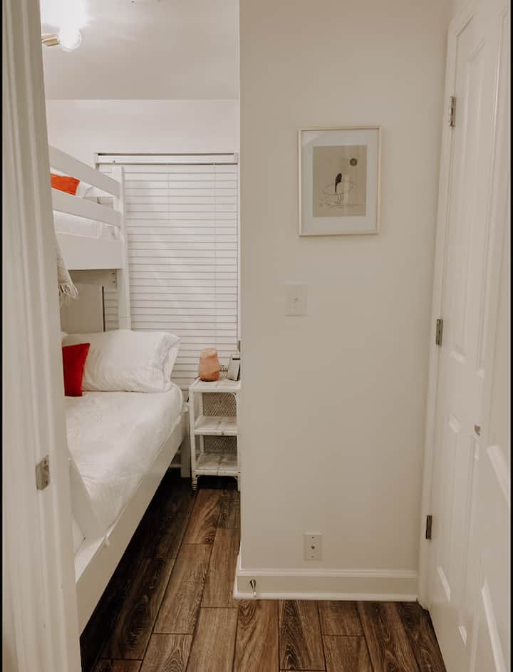 Geen gedeelde badkamers meer! De kamer met stapelbed bij Stay Palm Co. is een speciale ruimte met een stevig stapelbed en een eigen badkamer. Inclusief opbergruimte naast het bed voor je apparaten en boeken