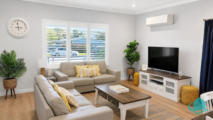 Castaway - Dog Friendly - Near Blacksmiths Beach - Newcastle, Australia