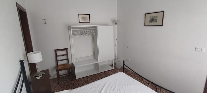 Chumba cha kulala kilicho na bafu na kabati la nguo