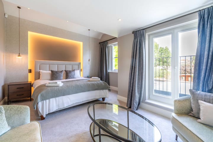 Designer 6-Bed Putney Home with AC