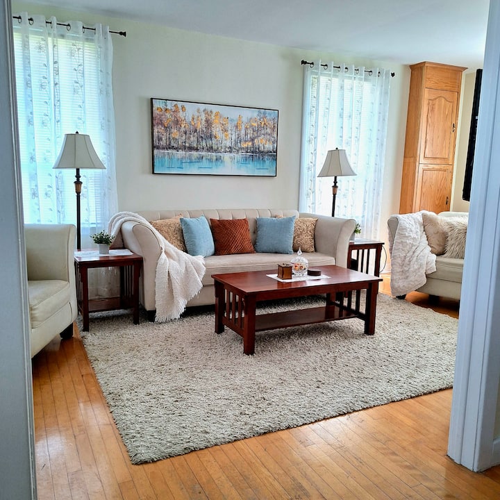 Cheery 1941 Historic Home In Ajax - Ajax