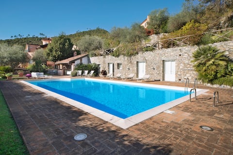 Villa with pool in Garlenda
