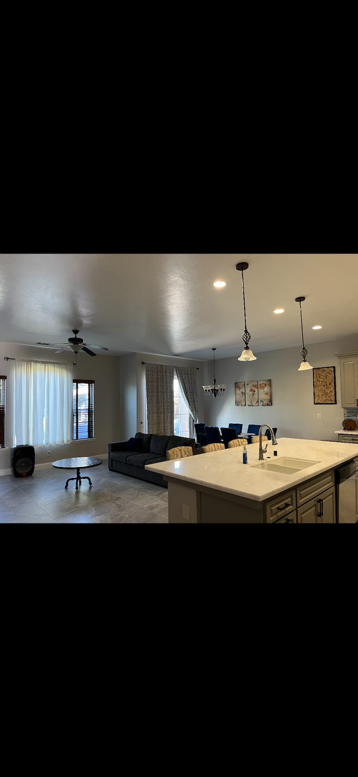 Newer 4 Bdrm Home By Highway 99 And Shopping Ctr - Fresno, CA