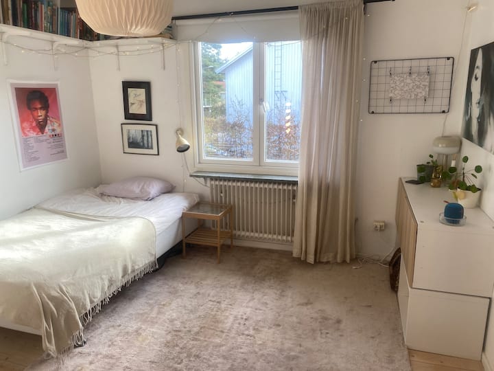 سرير 120 سم + سرير إضافي إذا لزم الأمر