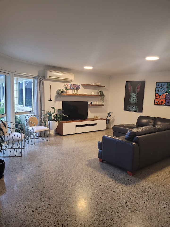 6 Bedroom With Swimming Pool - Tauranga