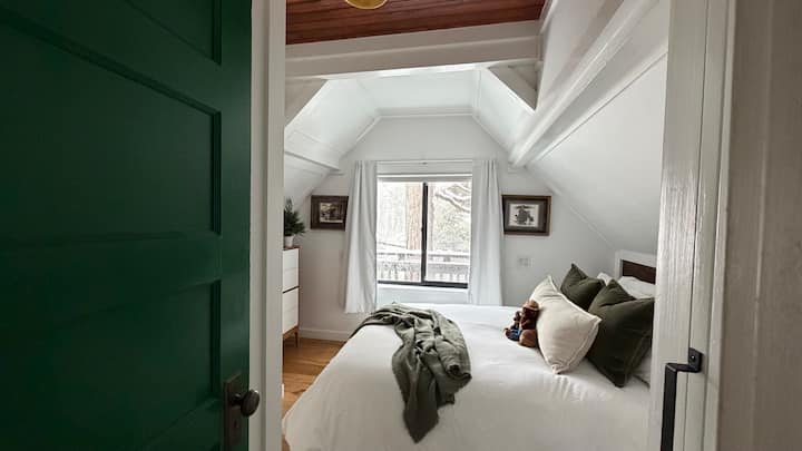 „პატარა დათვის“ საძინებელს აქვს კომფორტული საწოლი რბილი ორგანული ბამბის ზეწრებით, საზაფხულო ბანაკის ლუქს‑კლასის ატმოსფერო და ვინტაჟური დეკორი დათვი სმოუკის გამოსახულებით.  ბავშვებისთვის დათვების შესახებ წიგნების კოლექციაც კი!