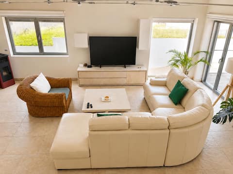 Popular Airbnb listing: Angeiras Beach House – Porto Seaside Villa in Matosinhos