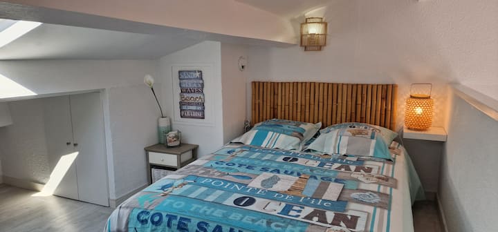 Coin nuit en mezzanine (à hauteur d'homme sur la partie droit de la poutre uniquement)