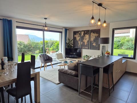 Apartment with garage and mountain views