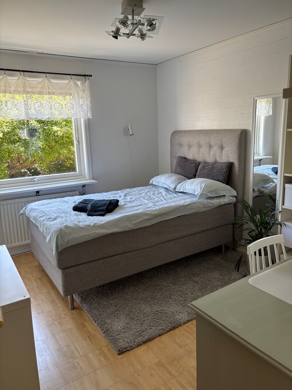 חדר שינה עם מיטה בגודל 120 ס"מ, חלל עבודה וארונות בגדים