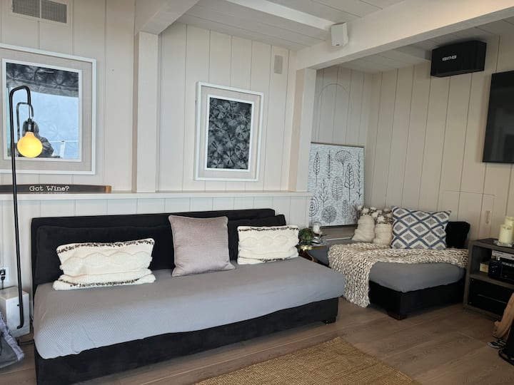 1 Bedroom And Living Room Unit With Ocean View - Laguna Beach, CA