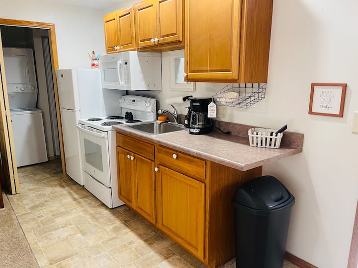 Cozy 2 Bed Place With Outdoor Oasis. - Des Moines, IA