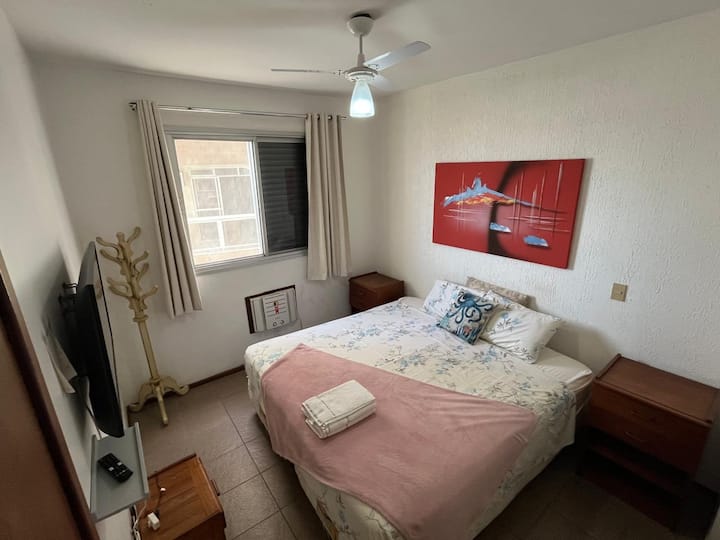 Suite con vestidor, cama super king y Smart TV, con vista al mar.