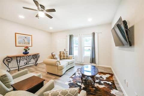 Open Concept Home I  Work | Kitchen I Washer Dryer