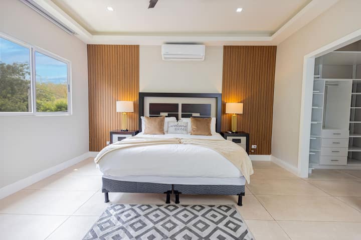 Master bedroom / King bed
A/C , Hot Water , Wi-Fi , W/C
smart tv 