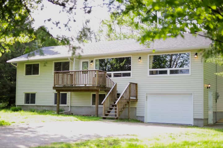 Cottage With Ping Pong & Short Walk From The Beach - Midland