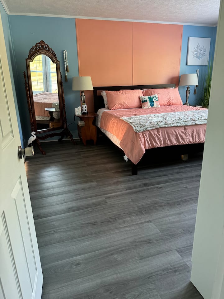 Dhoma kryesore e gjumit ka një krevat dopio "KING" me dy stenda nate, pasqyrë të madhe me madhësi të plotë, raft valixhesh një raft për të varur rrobat. Ka një karrige që mbështetet për lexim. Gjithashtu shndërrohet në një krevat T/Twin kur nxirret jashtë. Shtrojat janë në dhomën kryesore të banjës.