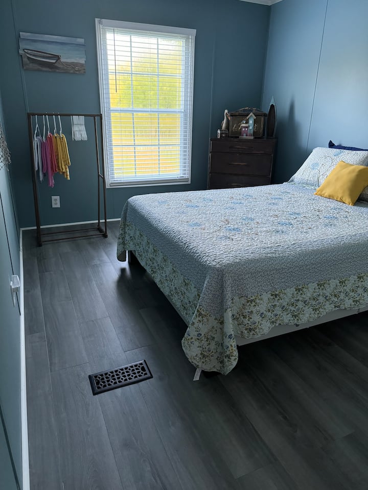 Dhoma e 3-të e gjumit me krevat dopio "Queen", komodinë, një raft për të varur rrobat, stendë nate. Dollapi i rrobave është i kyçur për pronarët e rrobave. Mund të përdorësh dhomën e dytë të gjumit nëse është e nevojshme. Ka një peshqir plazhi për çdo kërkim. Në këtë dhomë shtesë për vizitorët që flenë në divan.