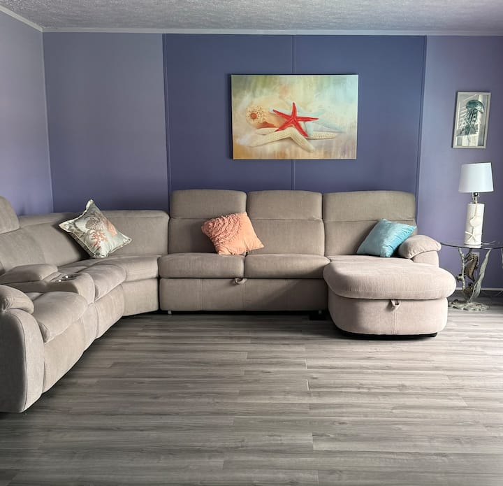 Dhoma e dytë e ndenjjes ka dy mbështetëse, një krevat dopio "queen" ose mund ta përdorësh thjesht sallonin e gjatë që shndërrohet në një krevat me madhësi T/Twin. Do të shohësh leckën të varur, tërhiqe për të rregulluar krevatin. Linjat, jastëkët, batanijet në dollapin e dhomës së dytë të gjumit.