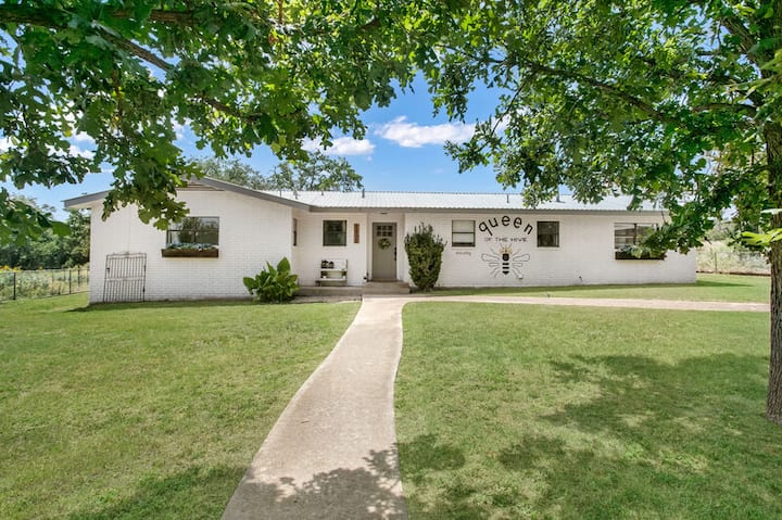 The Queen At The Hive 2/1.5 Plus Bonus Room | Private Hot Tub, Pet Friendly W/ Fee - Fredericksburg, TX