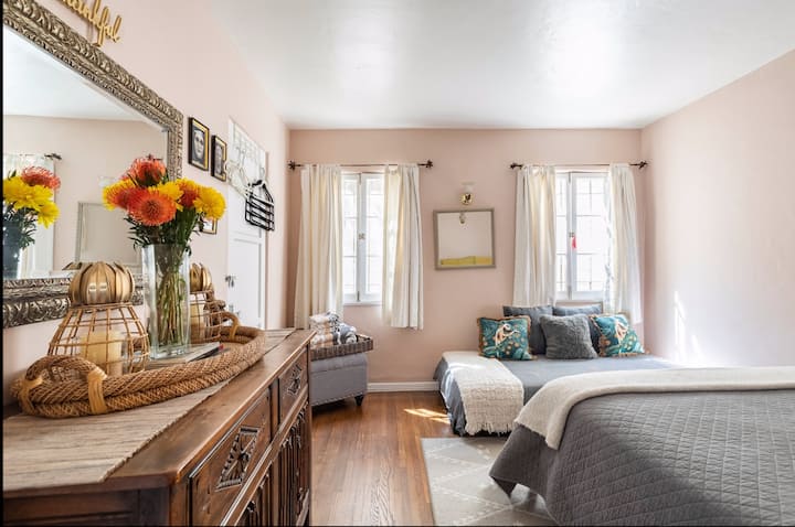 Dhomë gjumi e mbushur me dritë, me një krevat dopio "queen" dhe një dopio, ideale për familjet ose miqtë që udhëtojnë së bashku.