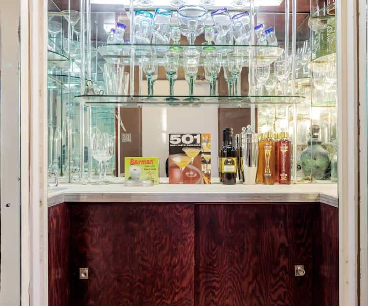 Zonë e integruar e barit me stil, e përsosur për kokteje në mbrëmje para se të dalësh ose të çlodhesh gjatë natës.
