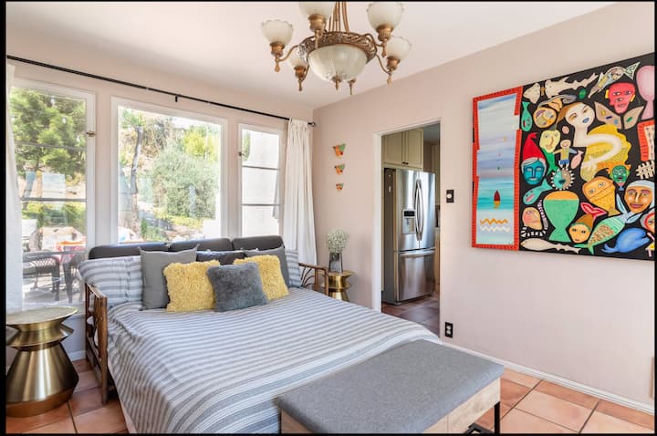 Dhomë e ndritshme dhe e gjithanshme për vizitorë me pamje nga kopshti, e përkryer si një hapësirë shtesë për të fjetur ose një vend i qetë për t'u tërhequr.