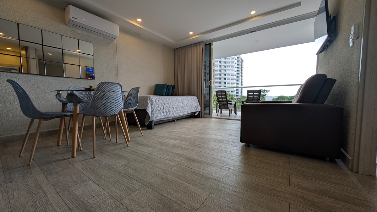 منطقة اجتماعية واسعة ومشرقة مع مكيف هواء وغرفة طعام وسرير أريكة وإمكانية الوصول المباشر إلى الشرفة. استمتع بالمنظر والتصميم المريح الذي يتصل بغرفة النوم الرئيسية. مثالية للاسترخاء أو المشاركة كزوجين أو عائلة.