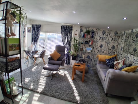 Driftwood Lodge with hot tub and sauna