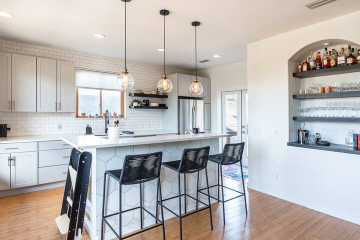 Central Austin with a Pool—8 Min Uber to Downtown gallery image 3