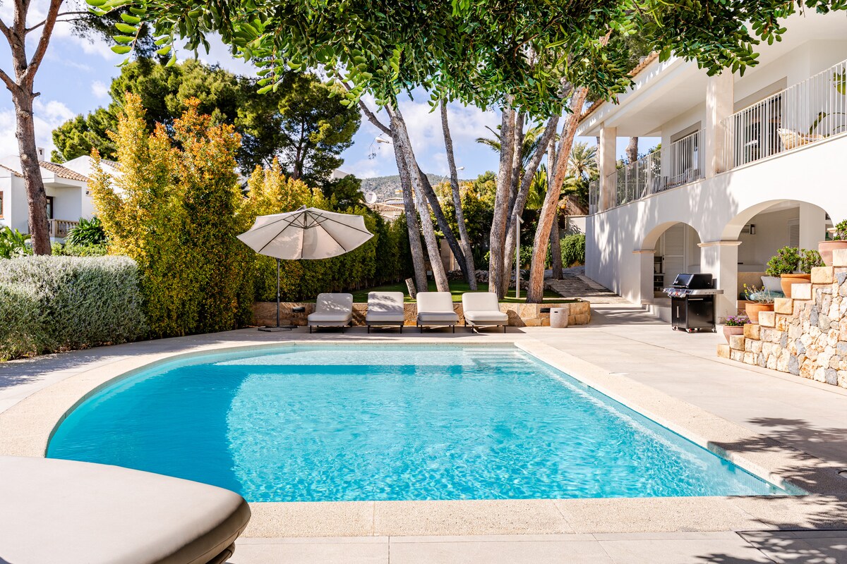 Popular Airbnb listing: Luxury Villa. Heated pool. Sea & Mountain views in Calvià