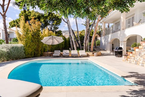 Popular Airbnb listing: Luxury Villa. Heated pool. Sea & Mountain views in Calvià