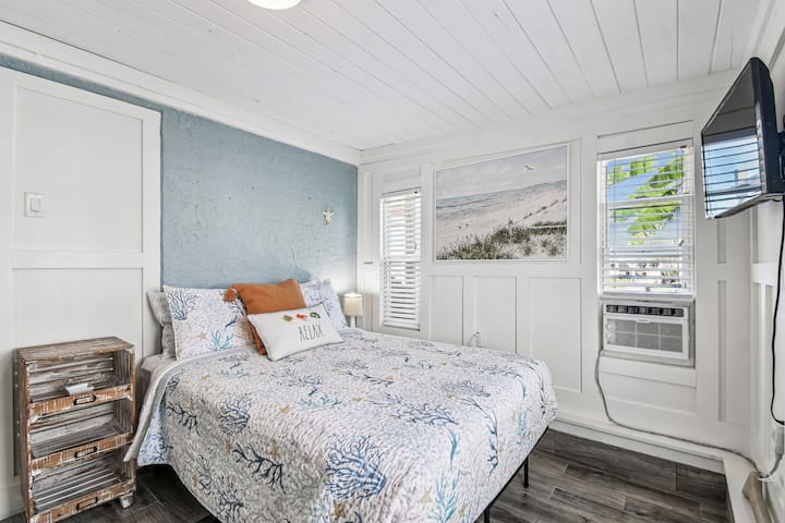 Ova spavaća soba nalazi se uz blagovaonicu/kuhinju.  Nudi veliki krevet, TV i vlastiti klima-uređaj.  Tu je komoda s 3 ladice, ormar s ladicom.  