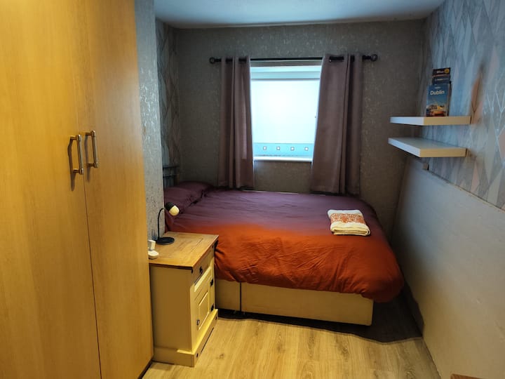 lille dobbeltseng egnet til 1 person, der kan lide at sove med masser af plads, madras 5⭐, prøv det, hvis du ikke tror!
denne seng kan du også dele med en anden person, hvis du vil bare fortælle mig det, inden jeg gennemgår anmodningen om ophold.