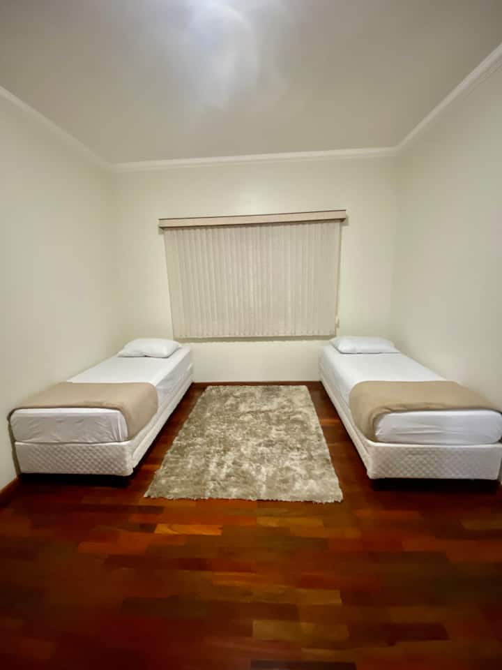 Голяма спалня с 2 двойни легла, удобна и луксозна 