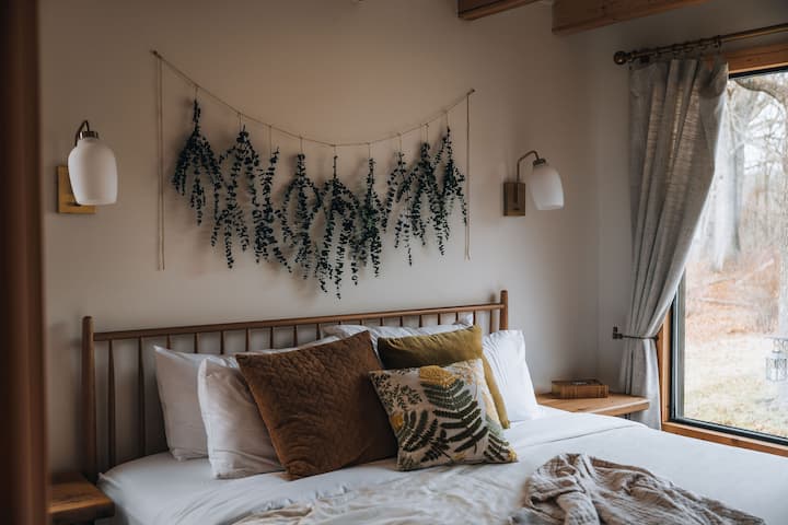 The Bee – Secret Rooms & Whimsical Adventures - Cabins for Rent in