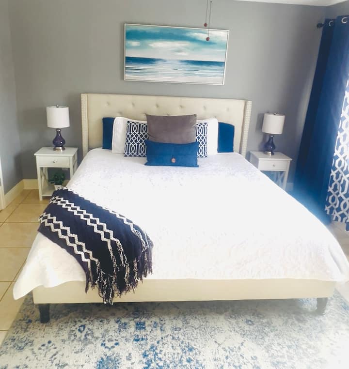 الكثير من الوسائد للاختيار من بينها! أسرتنا مريحة للغاية! الجميع يحبهم!!!