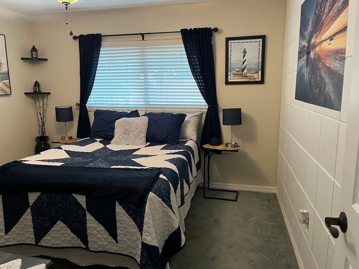 ที่นอนนุ่มสบายพร้อมแผ่นรองนุ่มสมาร์ททีวี Roku กระจกพัดลมเพดานโคมไฟ 2 ดวงแต่ละดวงมีเต้าเสียบสำหรับชาร์จไฟพร้อมพอร์ต USB 2 พอร์ตในแต่ละโต๊ะสำนักงานกว้างขวางตู้เสื้อผ้าพร้อมไม้แขวนเสื้อชั้นวางของและตะกร้าซักรีดขนาดเล็ก 