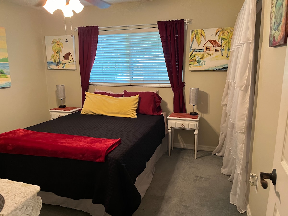 ที่นอนที่สะดวกสบายพร้อมแผ่นรองที่นอนและหัวปรับระดับได้ Smart Roku TV, สำนักงานกว้างขวาง, พัดลมเพดาน, โคมไฟระบบสัมผัส 2 ดวง - แต่ละห้องมีเต้าเสียบ, USB & c-charger, โต๊ะข้างพร้อมลิ้นชัก, กระจกและตู้เสื้อผ้ามีชั้นวางของและตะกร้าซักรีดขนาดเล็ก