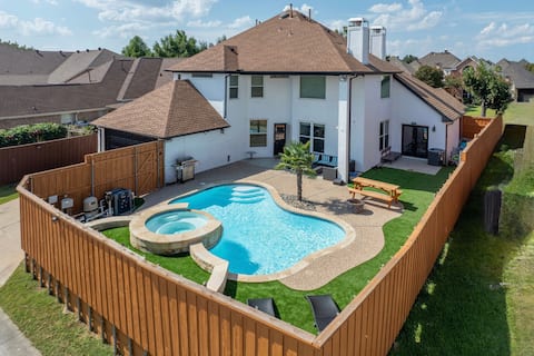 Luxurious | Pool Oasis | PS5 | 5BR 4 BA | Aquarium